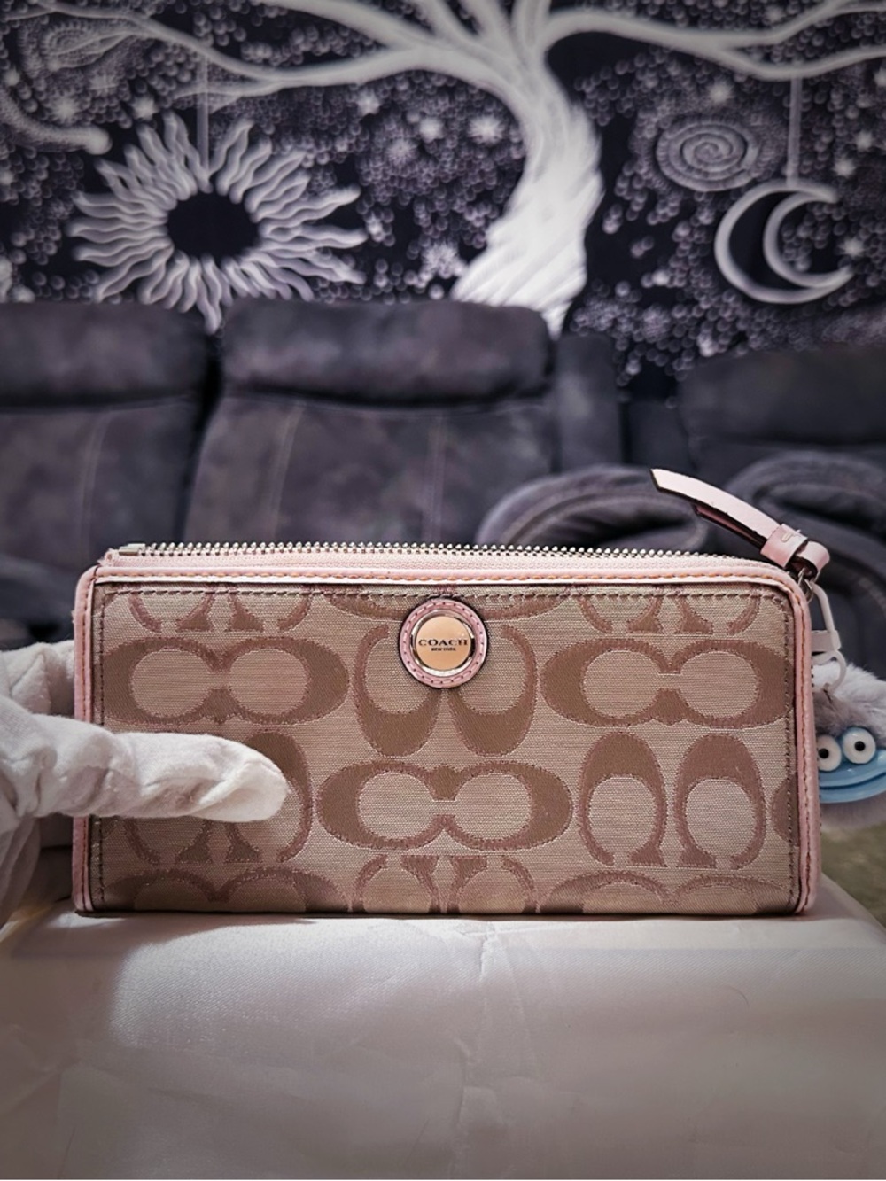 Vintage COACH Khaki Signature Canvas Zip Wallet with Pale Pink Trim - Picture 10 of 17